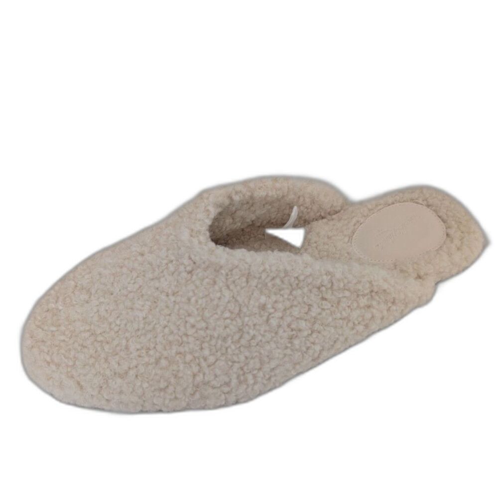 Universal Thread Women's Fuzzy Slip On Closed Toe Slippers Cream Size Various